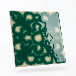 Azulejo Manises Light Green de Lael Azulejos Decorativos. En color verde botella sobre fondo en color crema.